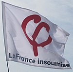 Drapeau de militants insoumis, un phi ocre sur un fond blanc.