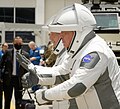 Gli astronauti della NASA Douglas Hurley, a sinistra, e Robert Behnken, indossando tute spaziali SpaceX, danno alle loro famiglie abbracci virtuali mentre si preparano a partire