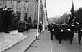 Quisling med ledere fra NS og den tyske okkupasjonsmakten under krigen hilser Germanske SS Norge p� Karl Johans gate. Fra en hirdoppmarsj under partilandsm�tet i september 1942.[9] Foto: Riksarkivet