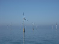 Plusieurs éoliennes en mer.