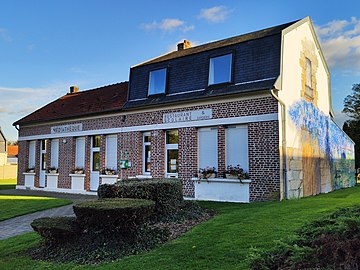 Le restaurant scolaire et la médiathèque.