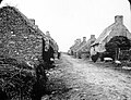 Une rue de Penmarch au début du XXe siècle (photographie Maurice Guibert).