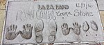 Empreintes des mains et chaussures d'Emma Stone et Ryan Gosling devant le Grauman's Chinese Theatre à Los Angeles.