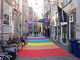 De Handboogstraat in regenboogkleuren (2022).