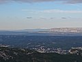 Auriol, vue du col de Roussargue, près du col de l'Espigoulier, dans l'axe de la Montagne Sainte-Victoire, du Luberon et du Mont Ventoux.