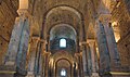 Arcs-doubleaux (vers 1022) sous la voûte en berceau de la nef centrale de l'église du monastère de Sant Pere de Rodes, Espagne.