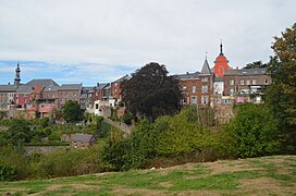 Vue sur les campaniles de l'Athénée royale à gauche et de la chapelle dite des Sœurs grises ou de l'institut Notre-Dame à droite.