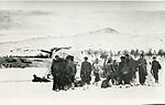 Under tyskernes tvangsevakuering av Nord-Norge oktober 1944 r�mte noen av sivilbefolkninga over fjellviddene til Sverige. Svenske myndigheter hjalp flyktningene p� de �de strekningene fra grensa til n�rmeste grensepostering blant annet gjennom flyslipp av kl�r, mat og ski. Foto: Riksarkivet