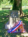 Monument au pied de l'arbre de la Victoire de 1921, route de l'Église.