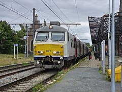 Une AM75 (827) en gare de Binche.