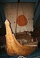 A expedici�n de Thor Heyerdahl na Kon-tiki foi un intento imaxinativo de arqueolox�a ou antropolox�a experimental que pretend�a comprobar a posibilidade de viaxes entre Am�rica do Sur e o Pac�fico, base�ndose na capacidade de navegaci�n de balsas similares aos �cabali�os de totora� do lago Titicaca. No entanto, a interpretaci�n m�is usual das evidencias arqueol�xicas e antropol�xicas mant�n que o asentamento orixinal da poboaci�n de Am�rica realizouse v�a terrestre, e de norte a sur, mentres que a de Ocean�a realizouse de oeste a leste.