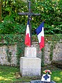 Le monument aux morts sous la forme d'un calvaire, sur le cimetière, chemin d'Harcelay.