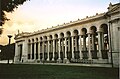 Säulenhalle an der Paulsbasilika in Rom mit beinahe 150 Säulen