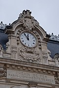 Vue de l'enseigne sur le fronton de la gare