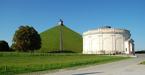 La Butte du Lion et la rotonde du Panorama de la bataille de Waterloo, au nord-ouest desquels le squelette a été découvert.