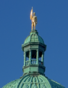 Estatua de George Vancouver de tamaño natural, recubierta de oro, que corona la cúpula