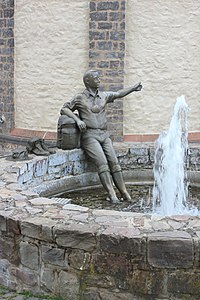 Pilgerbrunnen an der Kirche, Station des Jakobswegs