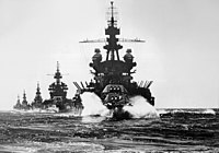 1945年1月にフィリピンのリンガエン湾を航行する1945年時の「ペンシルベニア」。後方の戦艦は「コロラド」。更に重巡洋艦「ルイヴィル」、「ポートランド」と軽巡洋艦「コロンビア」が後続している