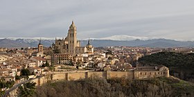 Vue panoramique avec la cath�drale, la vieille ville et la Sierra de Guadarrama