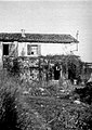 Le cabanon de René Char à Céreste et le village, en 1941