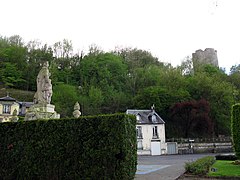 Château fort sur la butte.