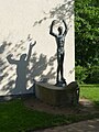 Jakob Probst (1880–1966), Columbus, 1950. Die Skulptur steht auf der rechten Seite des Wirtschaftsgymnasiums, Wirtschaftsmittelschule Basel (Spielplatz)