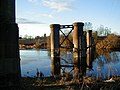 Überreste der Eisenbahnbrücke über den Isla