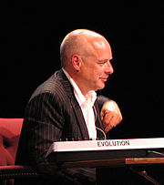 Photographie de Brian Eno pendant une conférence de la "Long Now Foundation".