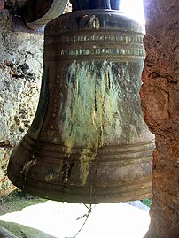 Une des cloches de l'église de Saint-Christau.