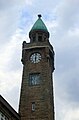 Pegelturm der St. Pauli-Landungsbr�cken in Hamburg mit Anzeigeskala. Das runde Zifferblatt zeigt in diesem Fall die Uhrzeit an.