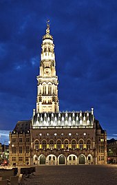 Stadhuis en belfort bij nacht