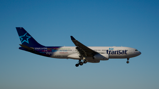 A330 d'Air Transat en fin de vol à l'aéroport de Montréal.