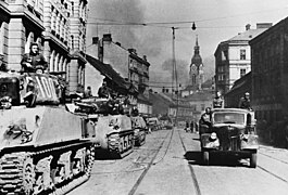 Sowjetische Sherman-Panzer auf der Křenov-Straße in Brno im April 1945