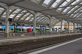 Vue des quais, des voies et de la verrière de la gare.