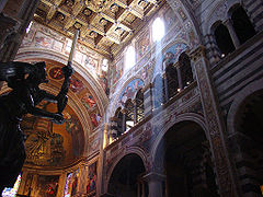 El techo con casetones, fresco del siglo XVI, un candelabro en forma de ángel, y San Juan por Cimabue (detalle de mosaico)