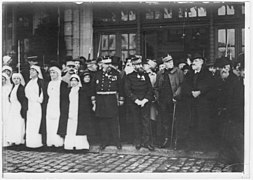 En 1915 les blessés accueillis par le général Meunier, gouverneur militaire.