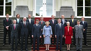 De bordessc�ne van de ministers van het kabinet-Balkenende I met in het midden vooraan koningin Beatrix bij Huis ten Bosch op 22 juli 2002