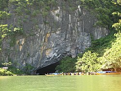 A Phong Nha-barlang bejárata földalatti folyóval