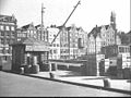 Uitzicht vanaf de Nieuwe Brug op de achtergevels van de Warmoesstraat (1941)