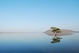 Lac de Pakhal, une retenue d'eau artificielle qui aurait été bâtie au XIIIe siècle.