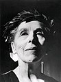 Deens schrijfster Karen Blixen met een lauwerkrans om (1952, bij het winnen van de 'De Gyldne Laurbær'-prijs)