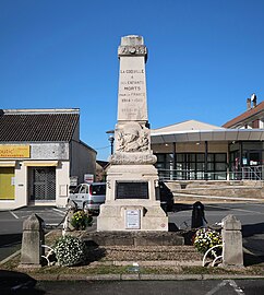 Monument aux morts, place du Souvenir, devant la mairie.