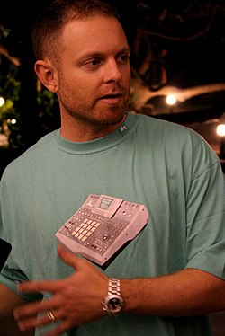 DJ Shadow, pólóján a legendás AKAI MPC60-nal