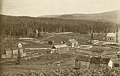 Hattfjelldal kirke (1868) under bygging, eldre kirke t.v.