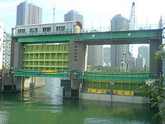 亀島川水門（南高橋上より）