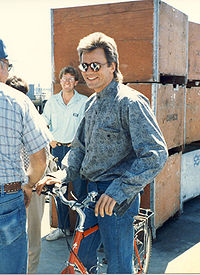 Richard Dean Anderson sur le tournage de MacGyver en 1985.