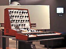 Photographie du synthétiseur VCS3 au musée de la Cité de la musique à Paris.