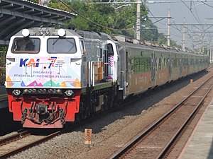 Lokomotif CC206 13 96 dengan stiker edisi spesial 77 Tahun KAI berdinas KA Argo Parahyangan melintas Stasiun Telagamurni