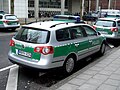 Streifenwagen VW Passat in alter gr�n-silberner Farbgebung (Heckansicht)