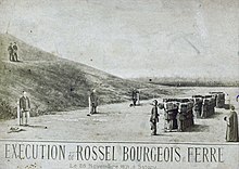 Photomontage sépia sur lequel trois hommes debout, à gauche, se tenant devant un remblai, vont être exécutés par un peloton militaire, à droite.